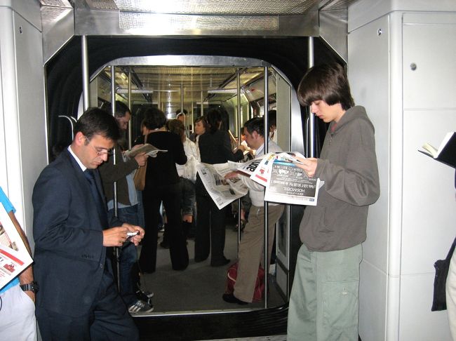 平成18年5月16日（火）ビルバオ　地下鉄ネグリ駅～サン・マメス駅　車内風景<br /><br />　通勤列車で新聞を読むのは日本のサラリーマンだけかと思っていた。
