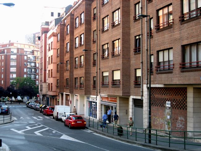 平成18年5月16日（火）ビルバオ　街並み風景　<br /><br />　産業空洞化の過程を経て、1990年代半ば以降のビルバオはインフラや都市活性化への投資を行うことで、サービス都市へと変貌を遂げた。ビルバオ・グッゲンハイム美術館の開館から変化が始まり（いわゆるグッゲンハイム効果）、エウスカルドゥナ国際会議場・コンサートホールの開館、サンティアゴ・カラトラバによるスビスリ橋の開通、ノーマン・フォスターによるメトロ・ビルバオの開業、ビルバオ・トラムの開業、イベルドローラ・タワーの竣工、ソロサウレの開発計画などがグッゲンハイム美術館の開館に続いた。