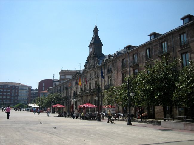 平成18年5月16日（火）トレラベガ　市庁舎<br /><br />　バスターミナルを出て行き交う人に駅はどこか？と英単語で聞いたが全く通じない、頼りにしていた電子辞書は船内のラウンジで置き引きに遭い持っておらず、正直言って途方に暮れ始めた頃、32年前の1974年、スペイン旅行で覚えた唯一のスペイン語「駅はどこですか？」の「ドンデ・エスタ・ラ・エスタシオン？」が突如、稲妻の如く閃いたのだった。この一言で通じたが帰って来る言葉は理解出来なくても指を差してくれたので、何とか駅に着いてサンティリャーナ・デル・マル行きのバスに乗れた。