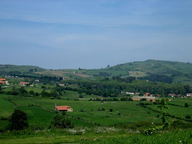 平成18年5月16日（火）サンティリャーナ・デル・マル　アルタミラ博物館の前で