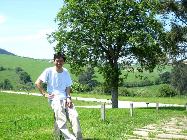 平成18年5月16日（火）サンティリャーナ・デル・マル　アルタミラ博物館の前で<br /><br />　博物館前でのんびりと写真を撮っていたら15時半になっていた。そろそろ帰ろうかと思って坂道を歩き出したがタクシーが全然通らない、博物館帰りの車をヒッチハイクしよとしたが全て素通りされた。