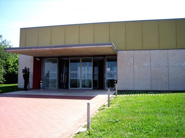 平成18年5月16日（火）サンティリャーナ・デル・マル　アルタミラ博物館<br /><br />　アルタミラの洞窟といえば中学生の頃世界史で、旧石器時代について習った時に、アルタミラ洞窟の牛の壁画の写真が教科書に載っていたのを鮮明に憶えている。<br />　1万3千年前に落石によって入り口がふさがれ、壁画は非常に状態の良いまま保存されていたが、1879年に発見され、以後調査が進められるとともに一般公開されたことによって、大勢の観光客がもたらす二酸化炭素や照明などの影響で壁画の損傷が進んだため、残念ながら現在は保存のために非公開となった。その代わりに、同じ敷地内に洞窟のレプリカを作り、2001年にアルタミラ博物館としてオープンした。