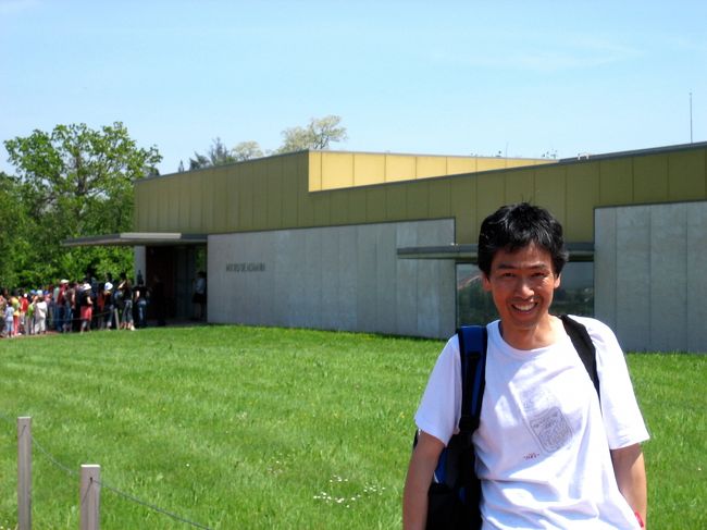 平成18年5月16日（火）サンティリャーナ・デル・マル　アルタミラ博物館の前で