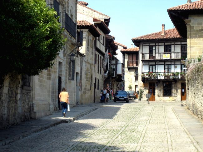 平成18年5月16日（火）サンティリャーナ・デル・マル<br /><br />　30分掛かって16時にサンティリャーナ・デル・マルのバス停に着いたが、今日のトレラベガ行きのバスは全て出発済みだった。タクシーも見つからないので観光案内所に向かった。案内所でタクシーを呼んでもらったが20分程掛かると云われ待っている間焦り出した。帰船リミット、いわゆる門限23時に間に合うかどうか心配になって来たのである。帰船リミットに間に合わなければ置いてきぼりなってしまうのである。自分の荷物は岸壁に降ろされ、ピースボートのスタッフが待っていて次の寄港地まで一緒に行くのである。その場合のスタッフの交通費、諸経費の負担もしなければならないのである。帰船リミットの厳しさについては何度もピースボートに乗船している同室のAさんから訊いていたのである。それを少しぐらい遅れても待ってくれるだろうと甘く見ていた、特に若い女性客が置いてきぼりになったのを何度も見て来た、中には泣き叫びながら船を追いかけて来る女性もいたとか。<br />　実際、今回の船旅で次の寄港地イギリスのティルブリーで若い女性2人が乗り遅れてノルウェーのベルゲンで再乗船したのである。<br /><br />　16時25分にタクシーが来て観光案内所のスタッフがトレラベガ駅に向かうよう運転手さんに言ってくれたらしい。<br /><br />