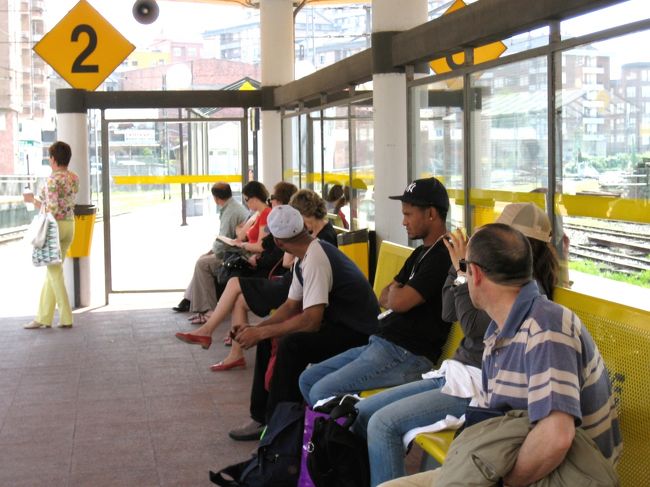 平成18年5月16日（火）トレラベガ駅プラットホーム<br /><br />　写真を撮りたいと言ったら全員顔をそむけられた。