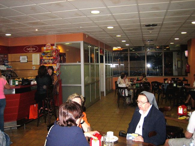 平成18年5月16日（火）サンタンデール　バスターミナル待合室<br /><br />　待合室でパンを食べながら色々と思いめぐらしていた。サンタンデールからのバスが無ければタクシーにするつもりだった。波止場まで106キロで2万円は掛かるだろう、手持ちの金がないので着払いしかない、そもそも100キロ先まで行ってくれるタクシーはいるのだろうか、19時発のバスは遅れたり、突然中止になったりしないだろうか、何しろここはスペインなのである。