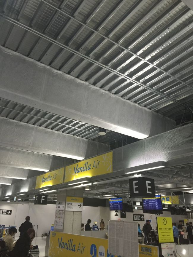 バニラカウンター。<br />フライト2時間半前からカウンターオープン。<br /><br />今回座席指定していない為、カウンターオープン直前に並び見事横並び座席ゲット(^-^)<br /><br />機内持ち込みのスーツケースにしましたが、カウンターでチェック入り、荷台前にスタッフ同伴でチェックされました。<br /><br /><br />機内持ち込み10キロ迄可能ですが、<br />8キロぐらいだったので見事クリアです(^-^)