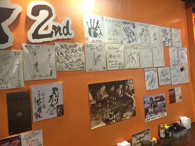 有名人のサインばかりの店内