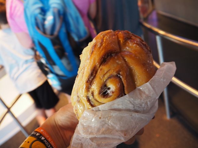 ホテルで買って美味しかったシナモンロール（2回目）を並びながら食べる<br /><br />