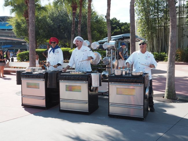 あ～楽しかった☆<br /><br />アトラクションを出たらアトモスショーがやっていました。<br /><br />コックさんが演奏しているんですね～なんてハッピーなのだ。