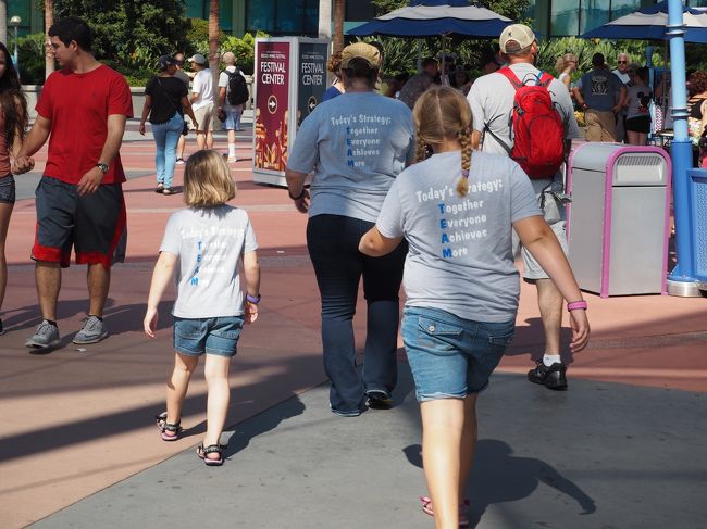 WDWで超絶流行っていたおそろいTシャツで旅行するというもの。<br /><br />ここの家族はTシャツにテーマ的なのを書いて遊びに来ていました！<br /><br />こーいうのおもしろい！日本でも流行るかなぁ？