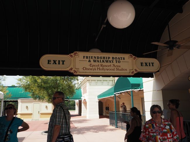 エプコットには出口が2つあるんです。<br /><br />ワールドショーケースに近い出口から出るとハリウッドスタジオにも行けます。<br /><br />徒歩かボートで。<br /><br />せっかくだからボート乗ろうかって。