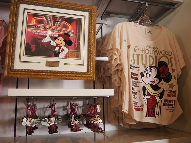 けっこうホクホクしてお土産を決めていると、なんとこのお店では<br />クイックポイントをスナックポイントに変更できないことが発覚！！！<br /><br />ガーーーーーン！！<br /><br />レストラン系のお店じゃないとこのシステムは利用できないみたいです。<br /><br />ハリウッドスタジオではBeverly Sunsetというお店で使えました！<br /><br />お土産までタダでゲットしてもうたで。