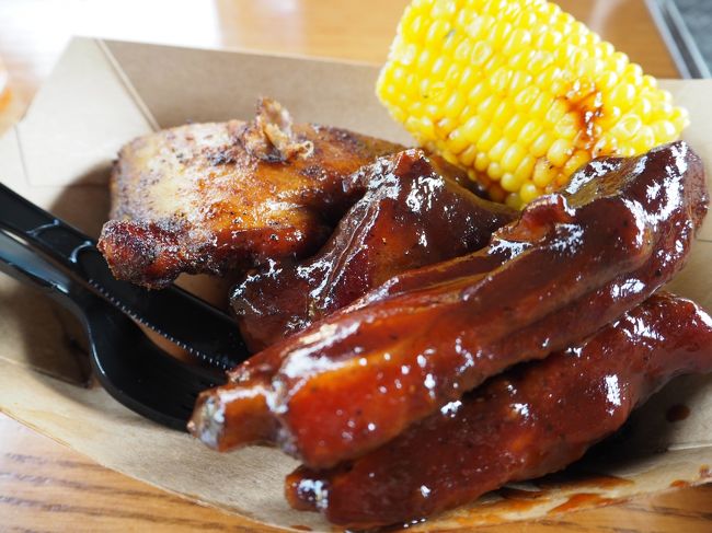 ちょっと早いですが夜ご飯です。<br /><br />アメリカンな肉をいただきまーす。<br /><br />骨からホロっとすぐ取れて食べやすかったですよ。