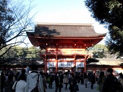 賀茂御祖神社（下鴨神社）「世界文化遺産」

人手がご覧の通り多く流石下鴨神社。
参道を通ると正面に楼門が見える。

下鴨神社では十二単衣着付け拝観と王座の特別拝観そして宮司による境内案内付き。