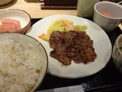 博多駅ビルの『たんやHAKATA』で朝食。
このセットはお得だ。