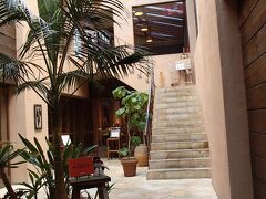 日付は変わって、12月14日(水)。
ガブちゃんを自宅まで迎えに行って、「ならファ」での用事に付き合ってもらって...
ムロろ～んさんの待つ近鉄奈良駅に向かいました。

待ち合わせ場所で待っておられたムロろ～んさん、背の高い容姿とバッグから顔を出していたミッフィーちゃんとですぐにわかりました！
そして早速、予約しておいた『mellow cafe（メローカフェ）』に向かいましょう。
近鉄奈良駅から南へ伸びる「小西さくら通り」の途中、通りから少し奥に入ったところにカフェがあります。
この通りは何度も通っているのに、今までこのカフェの存在には気づきませんでした。