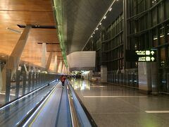 ほぼ１年ぶりのドーハのハマド国際空港です。
広い構内ではコンコース間を結ぶシャトルも動くようになり、動きやすくなりました