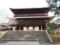 永観堂から南に10分ほど歩くと南禅寺。
日本三大門の一つとして有名な山門には上がることもできるようだ。