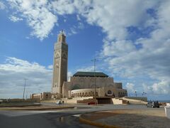 大通り沿いに歩くこと25分ほど、ハッサン２世モスクが見えてきました