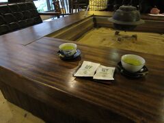 嬉野温泉にやってきました。
目的⑤のとろっとろの温泉にひたるためです。

今回の宿は吉田屋さんです。
囲炉裏でチェックイン。
嬉野茶おいしいです。