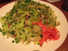 レンタカーを返して、博多駅の博多めん街道のshin-shinで焼きラーメン。
２人で１つをシェアしました。