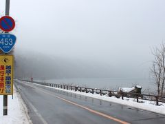 １０時半ごろ、霧の支笏湖に到着＝写真＝。

【支笏湖】
北海道南西部、千歳市西部にあるカルデラ湖。面積78.4平方キロ、周囲約40キロ、最大水深約360メートル、湖面標高約250メートルで日本最北の不凍湖。湖面全域にわたる結氷の記録は、1913年から数回にとどまる。面積は琵琶湖の9分の1ほど（国内では8番目の大きさ）だが、最大水深は3倍以上もあり、貯水量20.90立方キロは国内では同湖に次いで2番目に多く、同湖の貯水量の4分の3にまで達する。屈斜路湖に次いで日本で2番目に大きいカルデラ湖でもある。（コトバンク、ウィキペディアより）