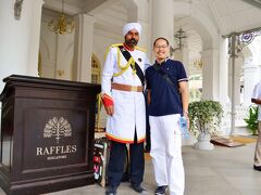 って事でやってきたのはラッフルズホテル。

初日にショボいホテルに泊まった思い出はここから挽回します！
ラッフルズ名物のシークドアマンとパチリ。