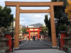 翌日のアポは午後だったので朝に三ノ宮駅近くの「生田神社」に行きました。
生田神社は歴史のある神社です。ただし、阪神淡路大震災で被災したため神社のほとんどの施設はその後に再建されたものとの事です