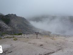 ということで硫黄山についた。
昨年10月のさわやかな気候には程遠い雰囲気、、、