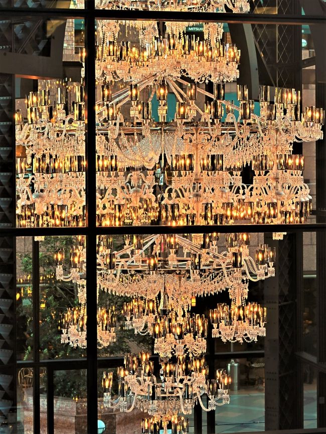 バカラ　シャンデリア Baccarat ETERNAL LIGHTS-歓びのかたち-」250灯の世界最大級の