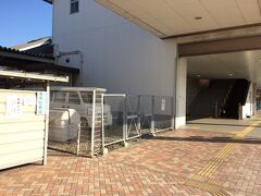 播州赤穂駅
レンタサイクルの受付は改札を出て右、すぐ左手にある観光情報センターで。
必要事項を記入し、料金を支払うと、自転車の鍵を渡されます。
駐輪場は、ロータリーに向かって右の階段を下りた右側。
