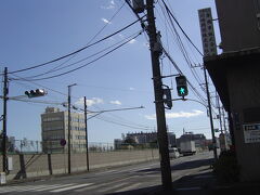 年賀はがき購入＆郵便送付のために「川崎港郵便局」に寄りました。
この先に「昭和駅」あるのでは・・

昭和55年5月5日　昭和駅訪問しました。

時間がないので、駅には行きませんでした。