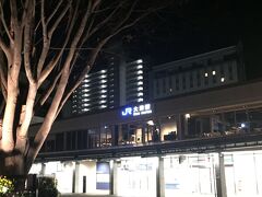 翌朝5時30分ごろ、バスはJR大津駅前に到着。
本来なら55分ごろの到着予定だったので、かなりの早着だ。
早く着いてくれるのは有難い話だが、時は真冬の早朝。
逆に少し遅延してもらったほうが…というのは贅沢かも。
こちらが想定していたより多くの乗客が一緒に下車していく。
大津というディスティネーション、想像以上に需要が旺盛なのかも知れない。