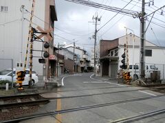 先方に京阪石山坂本線の踏切が見えてきた。
中央大通りからここまで１キロ弱。
僅かな距離ながら東海道の風情を味わえた…ような気がする。
踏切を渡って大津警察署の角を曲がると湖岸道路に出た。
左側に見えるNHK大津放送局の方角へ歩くこと数分。
小さな無人駅、京阪石場駅に着いた。