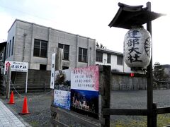 建部大社に向かって進むと道の右側に空き地が広がっている。
入り口の標柱にある文字は「御旅所」。
祭礼で神社を出発した神輿を仮に奉安する場所だ。
