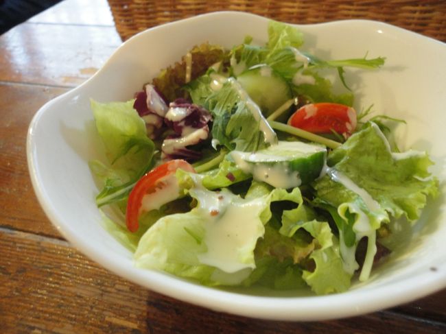 サラダ付きでした。<br /><br />フードメニューもけっこうありました。<br />詳しくはお店のHPで (*^-^) <br />https://www.cafe1001kyoto.com/