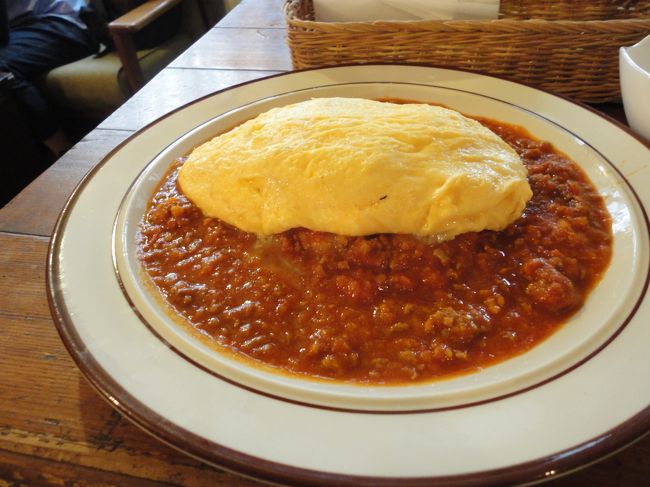 なお、時間的にランチでしたので、まるいちカレーというのを注文。<br />ふわふわのオムレツがのったトマトベースのキーマカレーです。