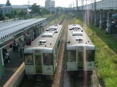 十日町駅でJR飯山線に乗り換えます。乗客の多くが学校帰りの高校生で、車内は賑やかです。