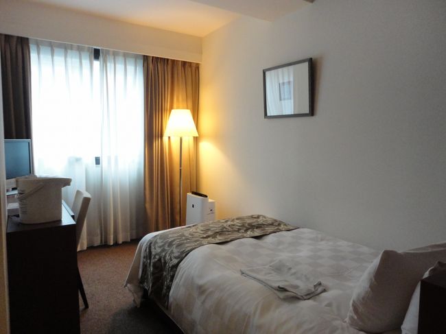 客室はこんな感じです。<br />前日の「ロイヤルパークホテル ザ 京都」がとってもよかったので、なんともがっかり感は否めません(涙)