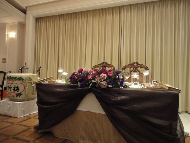 我々は新婦の友人衆の中でも3人という小グループだったためか、新婦のお勤め先のお偉方テーブルに席を設けられており、ワタシの席からはこんなにいい眺め。<br />おかげさまで遮るものなく新郎新婦を存分に撮影できたので、後日、おふたりに写真をプレゼントすることができましたわ☆