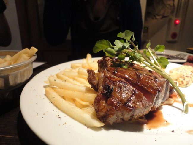 新婦も合流して、また肉を食べる。<br />写真見て気づいたけど、肉の皿にポテトのっているのに、さらにその左・・<br />アルミのバケツみたいのに入ったポテトがある～<br />ヾ(。￣□￣)ﾂ<br /><br />時刻は、2：08・・<br />酔い子はホテルに帰りましょう。