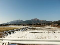 ロマンチック街道313のまっすぐな道を走っていると遠くに蒜山が見えてきます。
蒜山を左に眺めながら、R313を右に折れると道は「犬挟」（いぬばさり）のトンネルへと続いていきます。
ぽかぽか陽気のなかここだけ雪がありました。
蒜山の冬は厳しいす。
