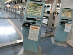 羽田国際空港　3階出発ロビー

カウンターもガラガラです。

旅行会社の方がチェックイン手続きしてくれました。