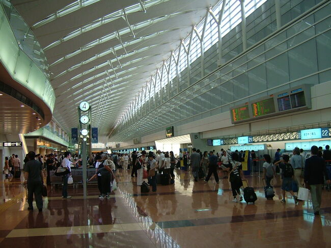 羽田空港から松山空港に飛びます。梅雨前線が活発化しているようで飛行機が気流の影響でだいぶ揺れました。
