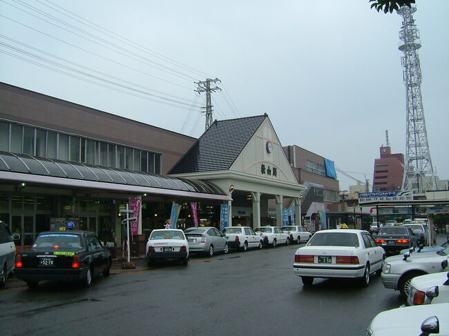 松山空港に着くと雨が降っていて異様に蒸し暑いです。バスでJR松山駅に向かいます。