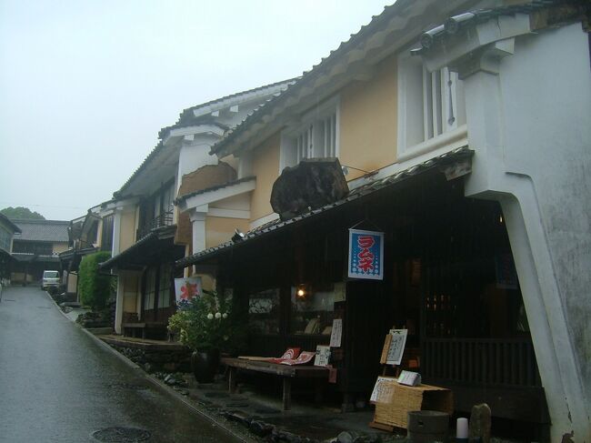 江戸時代末期から明治にかけて木蝋（もくろう）と和紙で栄えた内子にやってきました。駅から15分ほどで当時の面影を残す街並みに出会えます。