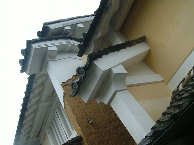 白壁の土蔵が並んでいます。屋根の上には「うだつ」も見られました。