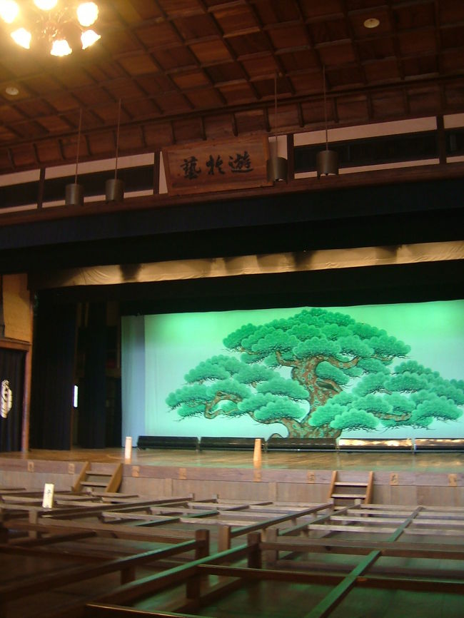 舞台には大きな松が描かれています。