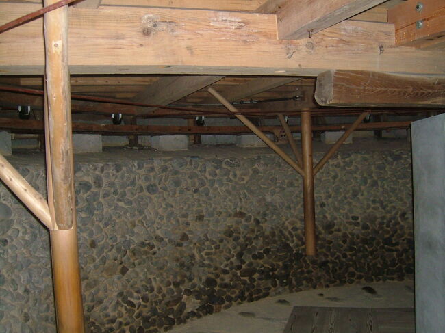 舞台下の「奈落」も見学することができました。